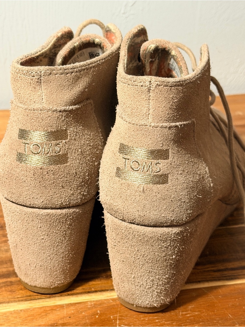Tom’s Size 9 Neutral Suede Lace-Up Desert Boot - Picture 6 of 6